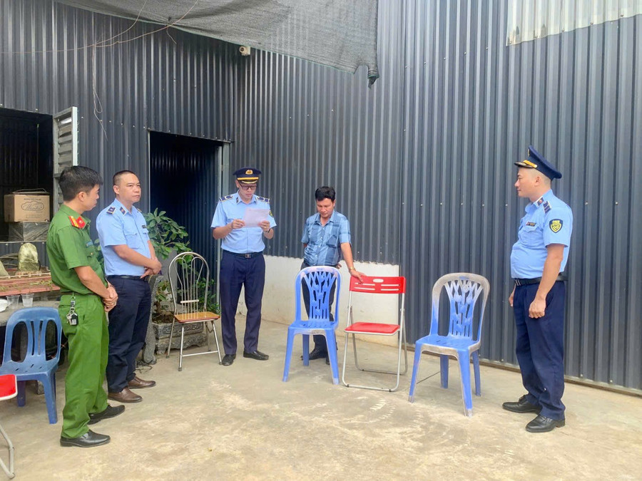 Ông N.V.L nhận biên bản, niêm phong cơ sở sản xuất, thu giữ tang vật từ cơ quan chức năng. z6993113457737-37f4aee0c843dd81664c006dd24a067e.jpg