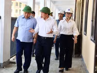 Phó Thủ tướng Lê Tiến Châu kiểm tra tiến độ xây dựng. (Ảnh: CTTTQ)