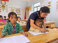 Học sinh vùng cao với những nét chữ đầu tiên, chuẩn bị môi trường học tập mới.