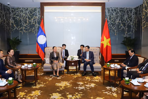 Ông Hồ An Phong - Thứ trưởng Bộ VH,TT&DL và bà Darany Phommavongsa - Thứ trưởng Bộ Văn hóa và Du lịch Lào - Ảnh: Bộ VH,TT&DL.