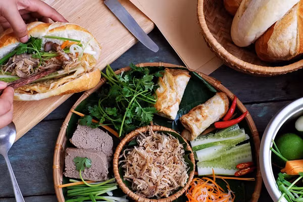 Lần thứ 2 trong năm 2025, món ăn đường phố Việt Nam xuất hiện trong bảng xếp hạng quốc tế. Ảnh: Alamy