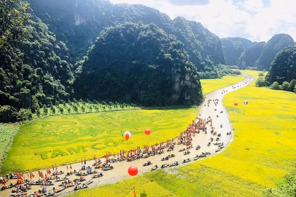 Hình ảnh Tam Cốc – Tràng An trong tuần du lịch Ninh Bình 2025 - Ảnh: ITN.