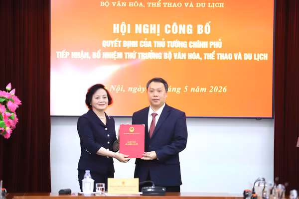 Phó Thủ tướng Chính phủ Phạm Thị Thanh Trà trao quyết định bổ nhiệm và chúc mừng Thứ trưởng Nguyễn Huy Dũng - Ảnh: Bộ VH,TT&DL.