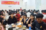 Các em học sinh được chăm lo những bữa ăn đầy đủ chất, an toàn vệ sinh thực phẩm.