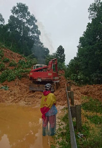Quảng Bình: Sạt lở núi, tắc đường hoàn toàn ảnh 6 Quảng Bình: Sạt lở núi, tắc đường hoàn toàn ảnh 6