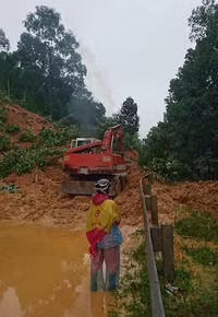 Quảng Bình: Sạt lở núi, tắc đường hoàn toàn ảnh 6