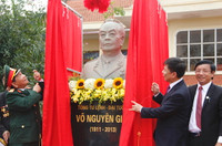 Khánh thành tượng đài Đại tướng tại Trường THPT chuyên Võ Nguyên Giáp Quảng Bình ảnh 3 Khánh thành tượng đài Đại tướng tại Trường THPT chuyên Võ Nguyên Giáp Quảng Bình ảnh 3