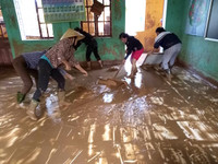 Thầy cô vùng lũ: Nước rút đến đâu, vệ sinh trường lớp đến đó ảnh 2 Thầy cô vùng lũ: Nước rút đến đâu, vệ sinh trường lớp đến đó ảnh 2