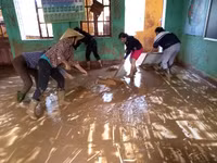 Thầy cô vùng lũ: Nước rút đến đâu, vệ sinh trường lớp đến đó ảnh 2 Thầy cô vùng lũ: Nước rút đến đâu, vệ sinh trường lớp đến đó ảnh 2