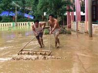 Thầy cô vùng lũ: Nước rút đến đâu, vệ sinh trường lớp đến đó ảnh 1 Thầy cô vùng lũ: Nước rút đến đâu, vệ sinh trường lớp đến đó ảnh 1