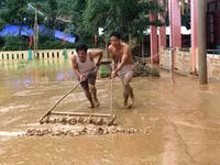 Thầy cô vùng lũ: Nước rút đến đâu, vệ sinh trường lớp đến đó ảnh 1 Thầy cô vùng lũ: Nước rút đến đâu, vệ sinh trường lớp đến đó ảnh 1