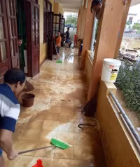 Thầy cô vùng lũ: Nước rút đến đâu, vệ sinh trường lớp đến đó ảnh 6 Thầy cô vùng lũ: Nước rút đến đâu, vệ sinh trường lớp đến đó ảnh 6