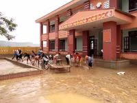 Thầy cô vùng lũ: Nước rút đến đâu, vệ sinh trường lớp đến đó ảnh 8 Thầy cô vùng lũ: Nước rút đến đâu, vệ sinh trường lớp đến đó ảnh 8