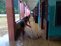 Thầy cô vùng lũ: Nước rút đến đâu, vệ sinh trường lớp đến đó ảnh 9 Thầy cô vùng lũ: Nước rút đến đâu, vệ sinh trường lớp đến đó ảnh 9