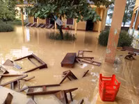 Thầy cô vùng lũ: Nước rút đến đâu, vệ sinh trường lớp đến đó ảnh 3 Thầy cô vùng lũ: Nước rút đến đâu, vệ sinh trường lớp đến đó ảnh 3