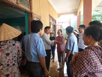 Quảng Bình: Lãnh đạo Sở GD&ĐT thăm và chia sẻ cùng các trường bị ngập lụt ảnh 1