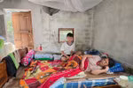 Ứa nước mắt câu khích lệ "mẹ ơi cố lên" của cậu bé lớp 6 chăm mẹ liệt giường 