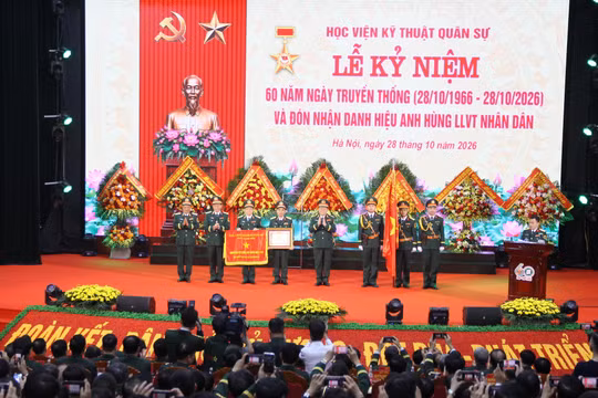 Thừa ủy quyền của Chủ tịch nước, Đại tướng Nguyễn Trọng Nghĩa trao danh hiệu Anh hùng LLVT nhân dân tặng Học viện Kỹ thuật Quân sự.