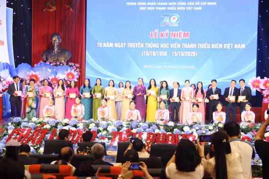 Thứ trưởng Bộ GD&ĐT Nguyễn Thị Quyên Thanh trao Kỷ niệm chương vì sự nghiệp giáo dục cho cán bộ, giảng viên của Học viện. 