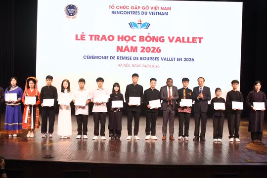 Thứ trưởng Thường trực Bộ GD&ĐT Phạm Ngọc Thưởng trao học bổng cho học sinh.