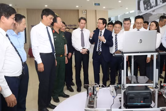 Thứ trưởng Bộ GD&ĐT Phạm Quang Hưng thăm triển lãm của Trường Đại học Giao thông vận tải.
