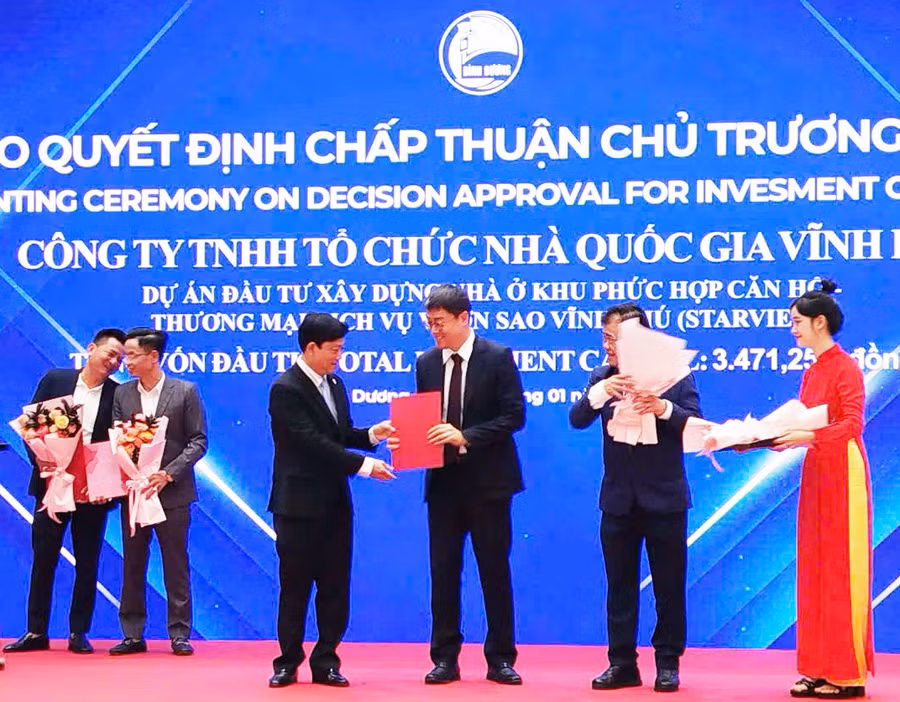 Chủ tịch UBND tỉnh Bình Dương trao quyết định chấp thuận chủ trương đầu tư cho các nhà đầu tư
