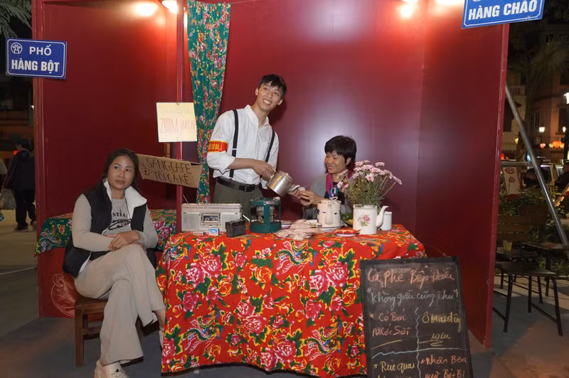 Tại sự kiện, du khách sẽ được tham quan, thưởng thức ẩm thực phong phú và những câu chuyện đậm chất Hà Nội. 7.jpg