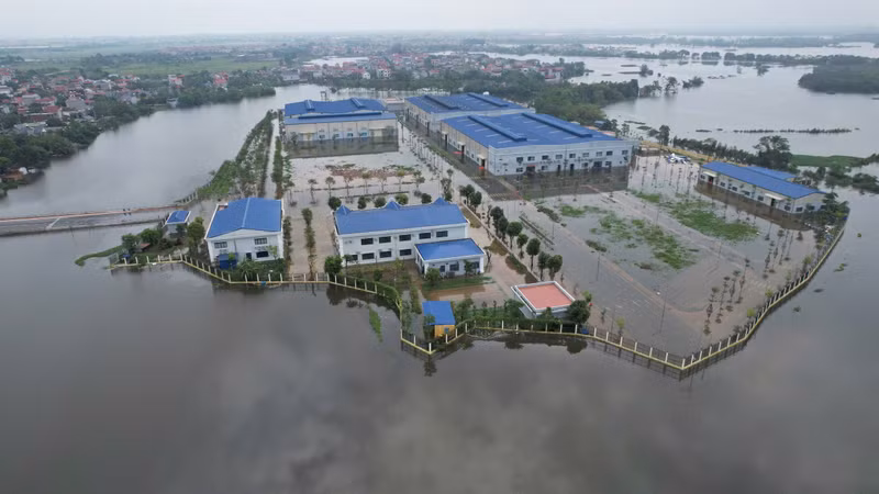 Do ảnh hưởng của cơn bão số 3, mực nước sông Cầu và sông Cà Lồ ở huyện Sóc Sơn (Hà Nội) lên nhanh. Vài ngày trở lại đây, một số khu dân cư ven sông đã bị ngập lụt nghiêm trọng. 1.jpeg