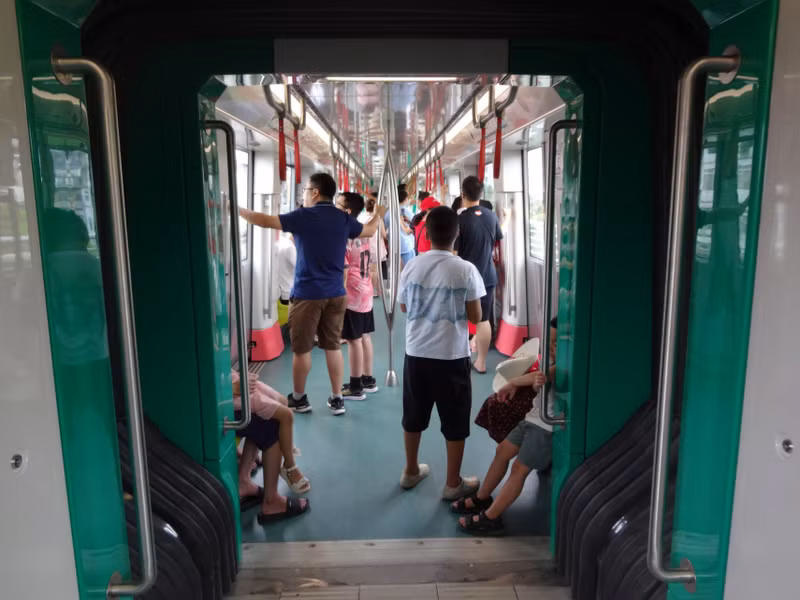 Với trải nghiệm trên tuyến metro mới nhất của Thủ đô, nhiều người bày tỏ nhiềm vui. 7.JPG