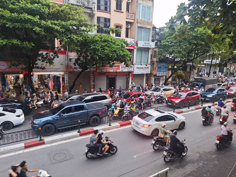 Đường Tôn Đức Thắng do dòng xe 5 Đê La Thành - Xã Đàn xung đột nên đoạn tắc kéo dài. 9.jpg