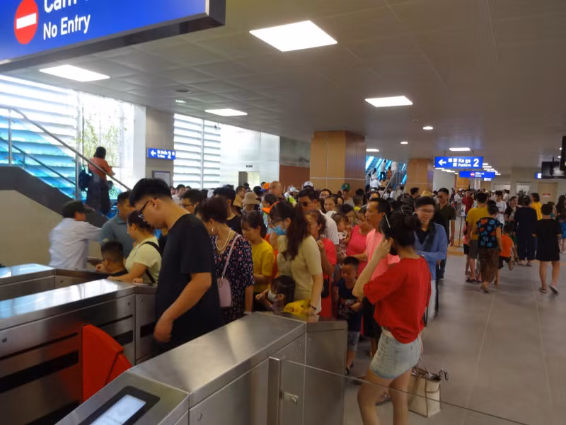 Những ngày nghỉ lễ Quốc khánh 2/9, các tuyến tàu metro Nhổn - ga Hà Nội đón lượng khách “khủng“. Ngay từ sớm, tại nhà ga S8 (Cầu Giấy), rất đông người dân đã tới mua vé để trải nghiệm tuyến tàu điện này. 1.JPG