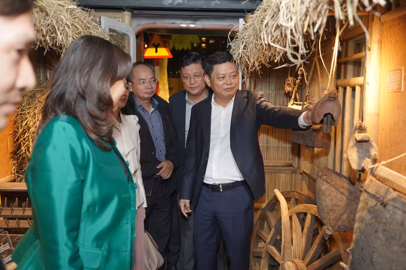 Đây là lần đầu tiên tại Hà Nội, toàn bộ không gian sự kiện được thiết lập như một phim trường với bối cảnh là một khu phố thật sự, với các toa tàu điện, cửa hàng bách hóa... 4.jpg