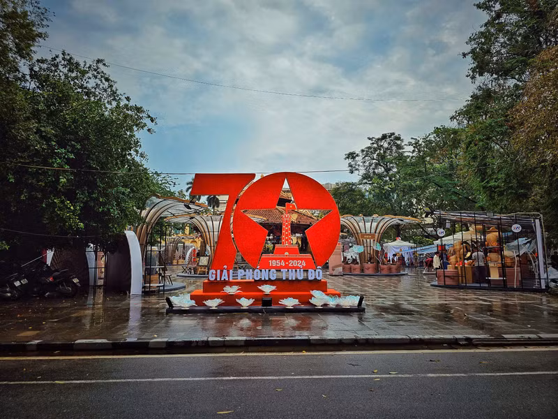 Ngày 10/10/1954 đã trở thành thời khắc lịch sử tràn đầy cảm xúc cho lớp lớp người Hà Nội khi Thủ đô được hoàn toàn giải phóng. 1.jpeg
