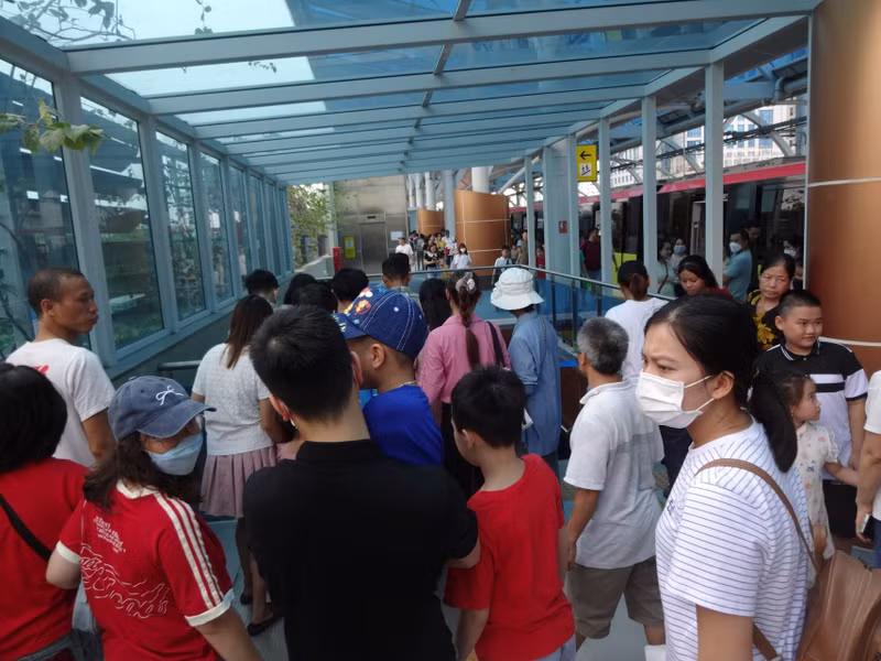 Cũng vì lượng người trải nghiệm đông nên một số người dân phải đợi chuyến sau. 6.JPG