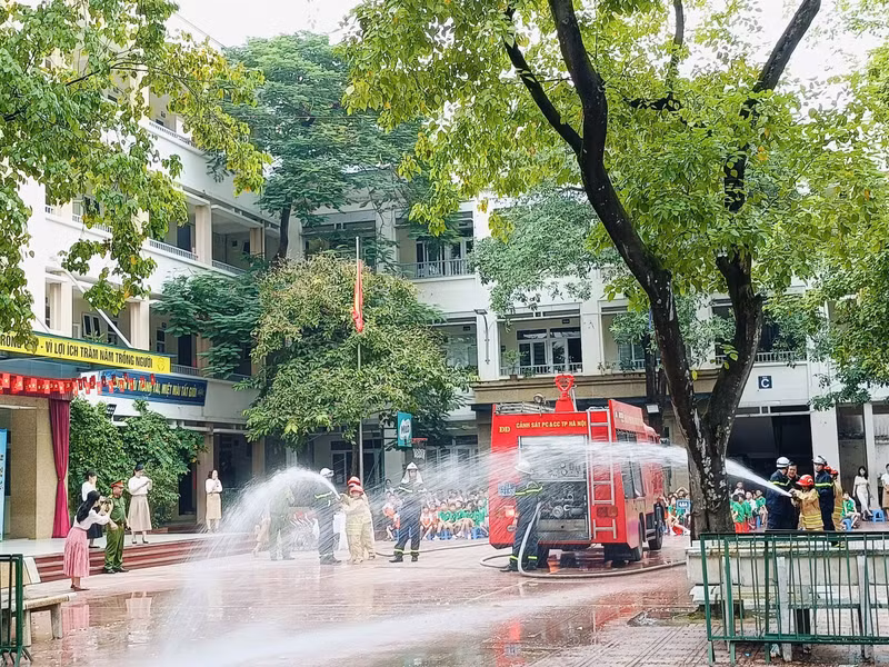 Hoạt động trải nghiệm, thực hành chữa cháy và cứu nạn, cứu hộ hôm nay, giúp thầy cô cùng các bạn nhỏ ôn lại và khắc sâu hơn kiến thức, kĩ năng PCCC và CNCH. 5-5999-1339.jpg