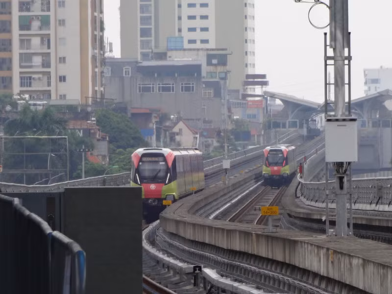Trong 3 tháng đầu sẽ thực hiện mở tuyến lúc 5h30 và đóng tuyến lúc 22h, tàu chạy 10 phút/chuyến. Riêng ngày đầu tiên mở tuyến sẽ bắt đầu từ 8h.Trong thời gian tiếp theo, tùy theo nhu cầu hành khách sẽ điều chỉnh cho phù hợp để đáp ứng tốt nhất nhu cầu đi lại của hành khách trên tuyến. 9.JPG