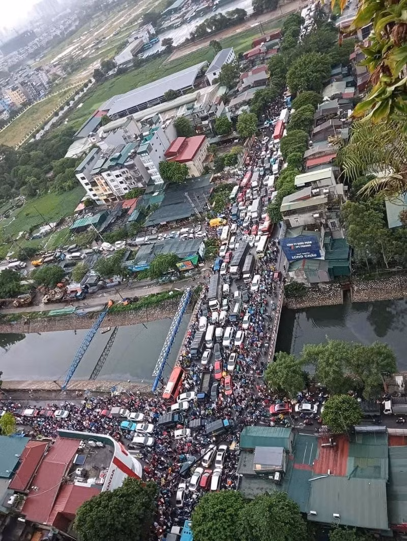Giao thông hỗn loạn trên đường Kim Giang. 5.jpg