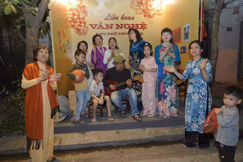 Không gian Hà Nội xưa không chỉ thu hút người lớn tuổi hoài niệm về tuổi thơ mà còn có nhiều em nhỏ tới tìm hiểu văn hóa Hà Nội xưa. 6.jpg