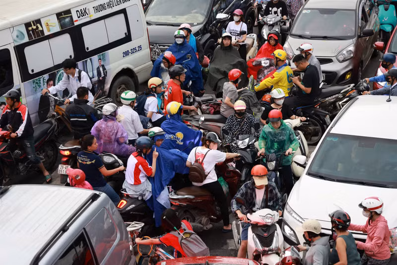 Trên các tuyến phố như Thái Hà - Láng Hạ, dòng xe cộ xung đột ở nút giao khiến nhiều người loay hoay giữa ngã tư. 2.jpg