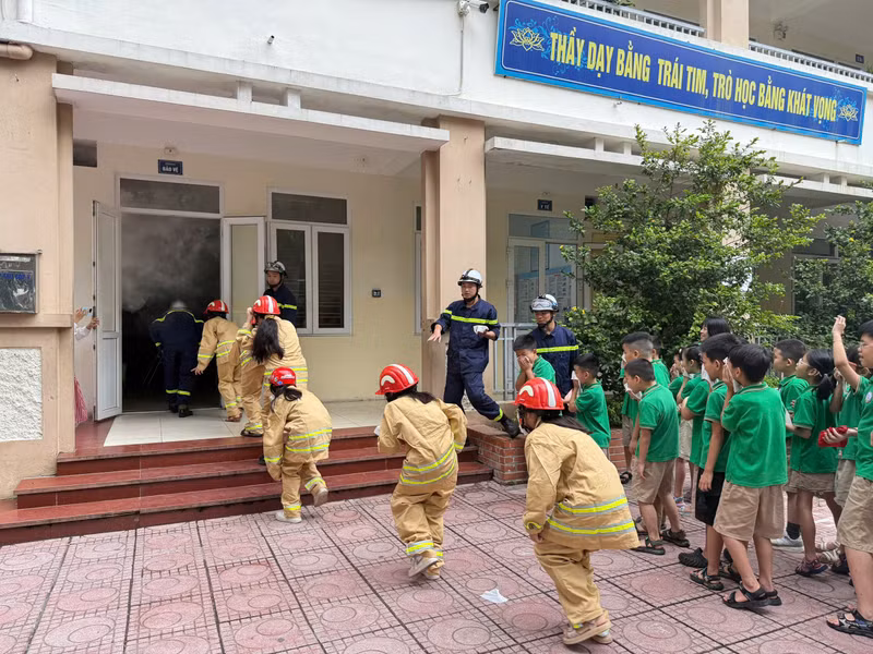 Trường Tiểu học Tam Khương (quận Đống Đa) đã phối hợp cùng Đội PCCC và CNCH Công an quận Đống Đa tổ chức tuyên truyền, trải nghiệm, thực hành chữa cháy và cứu nạn, cứu hộ. 2-8919-9250.jpg