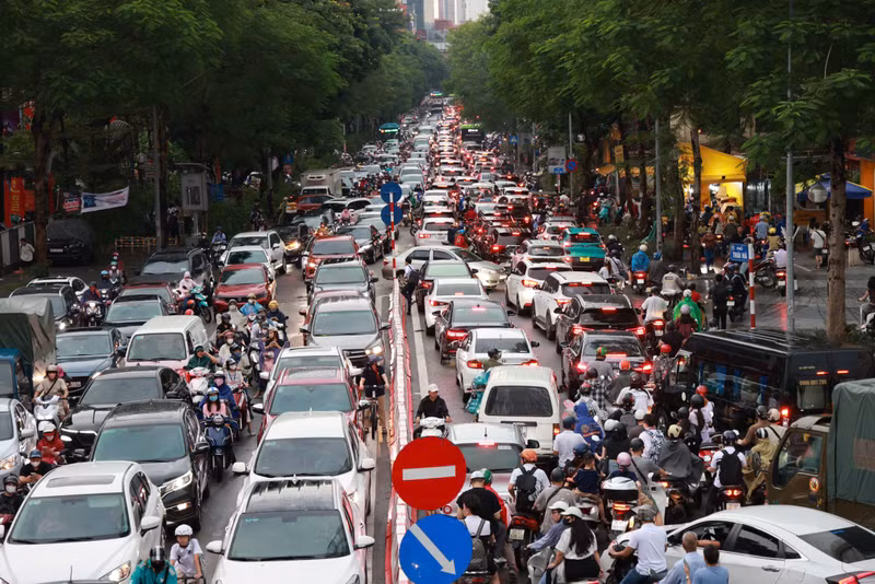Dòng xe tắc nghẽn kéo dài hướng Huỳnh Thúc Kháng - Thái Hà giờ tan tầm chiều ngày 6/9 3.jpg