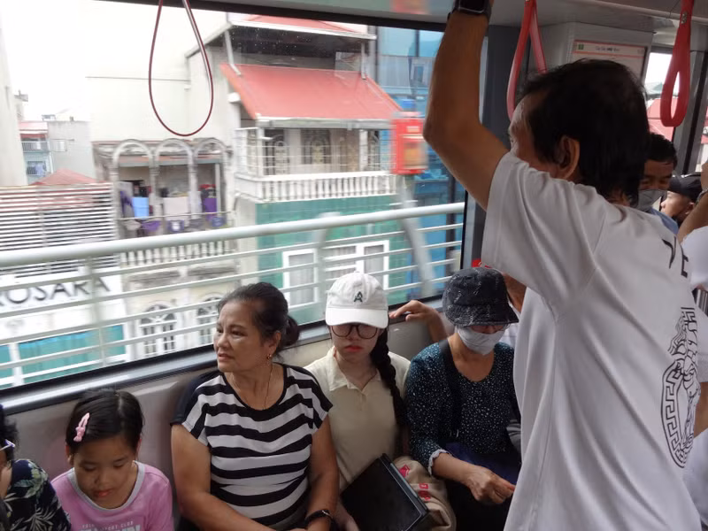 Do lượng người trải nghiệm tăng đột biến nên nhân viên tại các ga tàu metro từ S1 đến S9 thường xuyên túc trực để hướng dẫn người dân mua vé và lên tàu. 5.JPG