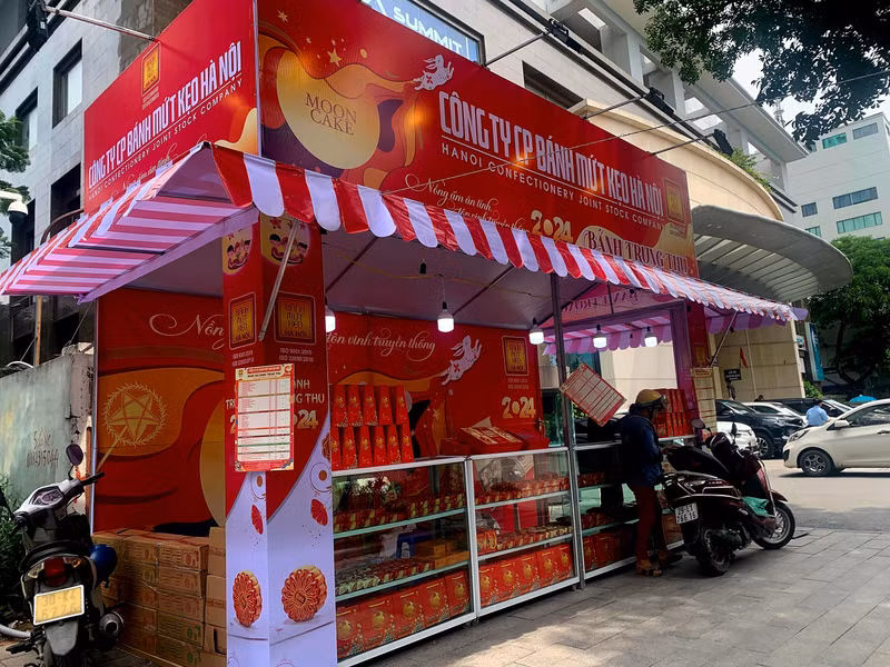 Lợi thế của những quầy hàng bánh truyền thống sẽ đảm bảo chất lượng, nguồn gốc, thương hiệu, giá cả được niêm yết nên được sự tin tưởng của người mua", nhân viên bán hàng chia sẻ. 8.jpg