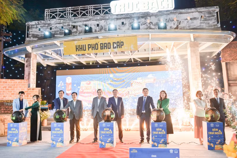 Tối qua (29/11), sản phẩm du lịch Tuyến tàu điện số 6 tại Đảo Ngọc Ngũ Xã (quận Ba Đình) chính thức khai trương. 1.jpg