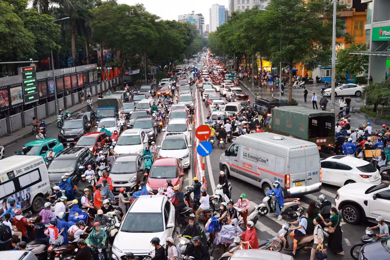 Chiều 6/9, trên nhiều tuyến phố ở Hà Nội sảy ra tình trạng tắc nghẽn dài sau trận giông lớn. 1.jpg