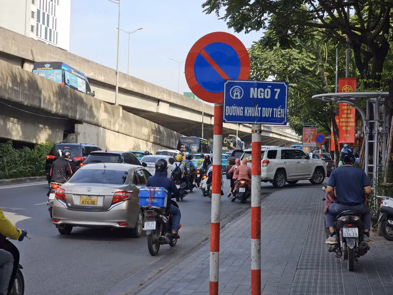 Hình ảnh lượng giao thông được PV ghi lại vào thời điểm giờ tan tầm 18h tại đường Khuất Duy Tiến. 5.jpg