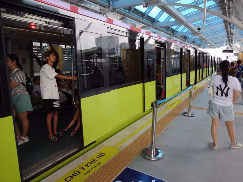 Khu vực bán vé nhà ga S8 luôn chật kín người dân đến trải nghiệm và thử cảm giác được đi tuyến tàu điện nội đô mới nhất của Hà Nội. 2.JPG