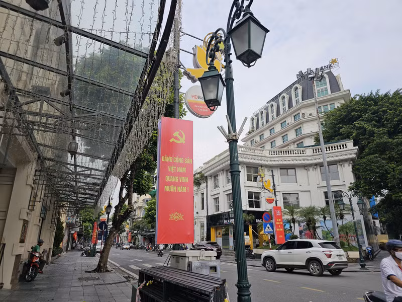 Cờ hoa dọc đường Tràng Thi chào mừng Ngày Giải phóng Thủ đô 10/10. 9.jpeg