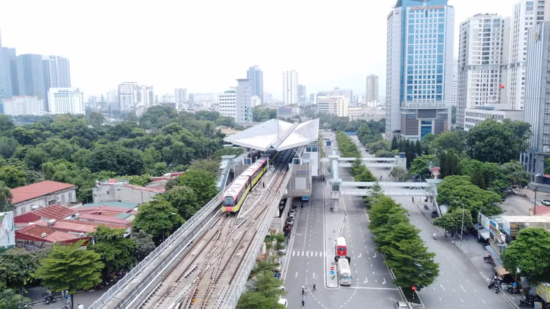 "Người dân tới bất kỳ ga nào trên tuyến đều có thể mua vé và lên tàu trải nghiệm. Hiện mọi người đang đổ dồn về ga đầu và cuối nên nhiều thời điểm sẽ phải chờ lâu, còn các ga khác rất thông thoáng“, một nhân viên Hanoi Metro chia sẻ. 8.JPG
