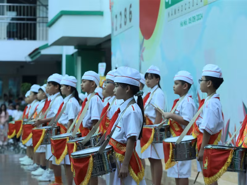 Cùng với đó, sau phần lễ là phần hội với chủ đề Thắp sáng văn hoá dân gian Năm châu với gần 20 trò chơi dân gian của Việt Nam và Quốc tế nhằm giới thiệu và giáo dục tới các con học sinh những nét đẹp văn hoá của quê hương Việt Nam, các nước trên thế giới và giáo dục ý thức giữ gìn những giá trị truyền thống và tôn trọng những giá trị nước bạn, trở thành những công dân toàn cầu. 8.jpeg